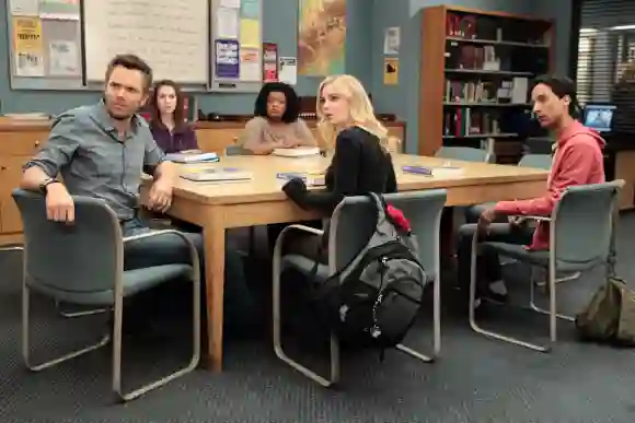 COMMUNITY, (de gauche à droite) : Joel McHale, Alison Brie, Yvette Nicole Brown, Gillian Jacobs, Danny Pudi, Advanced Gay, (Seaso