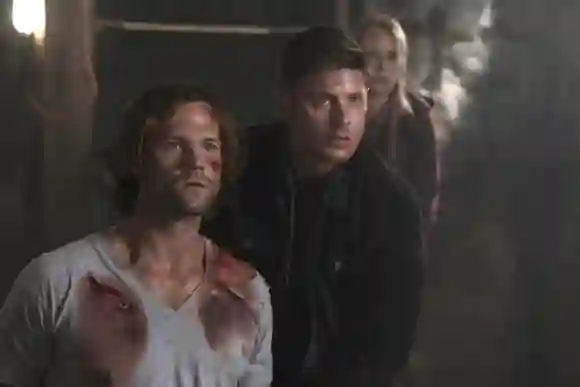 SUPERNATURAL, (de gauche à droite) : Jared Padalecki, Jensen Ackles, Mamma Mia , (Saison 12, ép. 1202, diffusée le 20 octobre 2016). photo