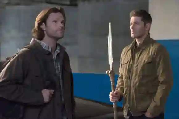 SUPERNATURAL, de gauche à droite : Jared Padalecki, Jensen Ackles, The Spear , (Saison 14, épisode 1409, diffusé le 13 décembre 2018). photo :