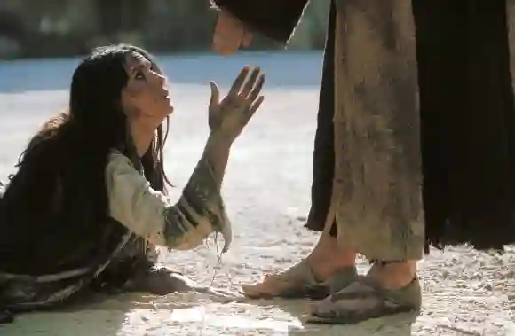 THE PASSION OF CHRIST MONICA BELLUCCI as Mary Magdalene, JIM CAVIEZEL as Jesus Date: 2004. Strictly editorial use only i