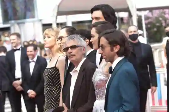 Angele Van Laeken, Ron Mael, Leos Carax, Adam Driver, Marion Cotillard und Simon Helberg bei der Opening Ceremony mit de