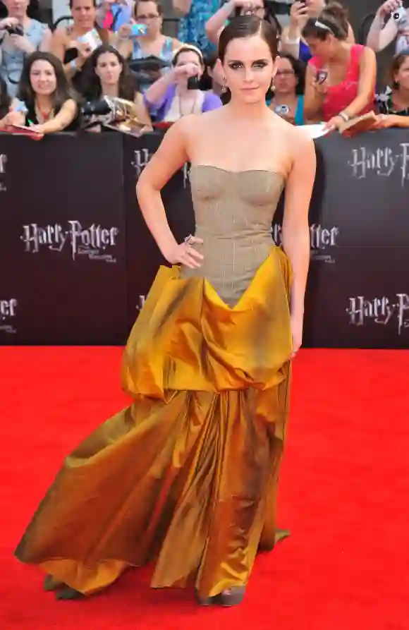 Emma Watson (con un vestido de Bottega Veneta) a su llegada al estreno norteamericano de Harry Potter y las Reliquias de la Muerte - Parte 2, en el Avery Fisher Hall del Lincoln Center, Nueva York, 11 de julio de 2011. Fotografía de: Gregorio T. Binuya/Everett Collection (Gregorio T.