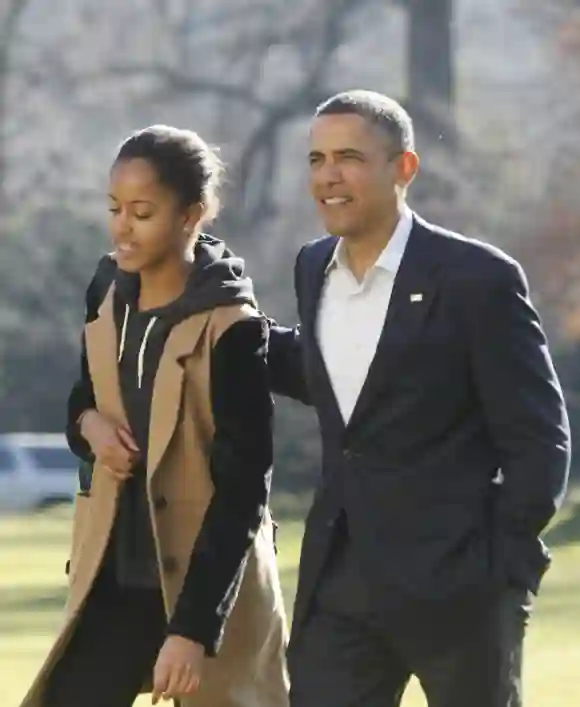 President Barack Obama returns to White House on January 6, 2013. President Obama walks with daughter Malia. photo Dennis Brack. (Dennis Brack / DanitaDelimont)