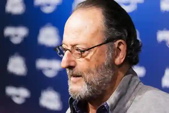 Jean Reno bei der Premiere der Amazon Prime Video TV-Serie Un asunto privado / A Private Affair im Cine Callao.. Madrid,