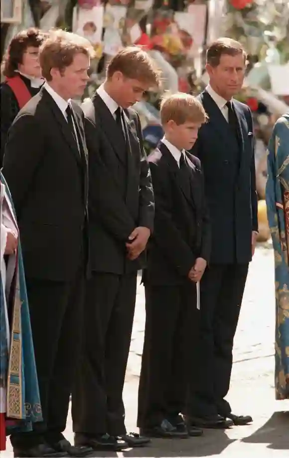 Príncipe William y Príncipe Harry en el luto de Lady Diana († 36)
