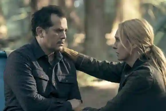 DATE D'ENREGISTREMENT NON MENTIONNÉE THE POWER, de gauche à droite : John Leguizamo, Toni Collette, (Saison 1, épisode 108, diffusé le 5 mai 2023). photo