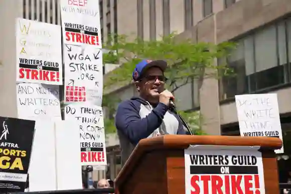 John Leguizamo participe au rassemblement de la Writers Guild of America WGA au Rock, dans les bureaux de NBCUniversal à 30 Rock, à New York.