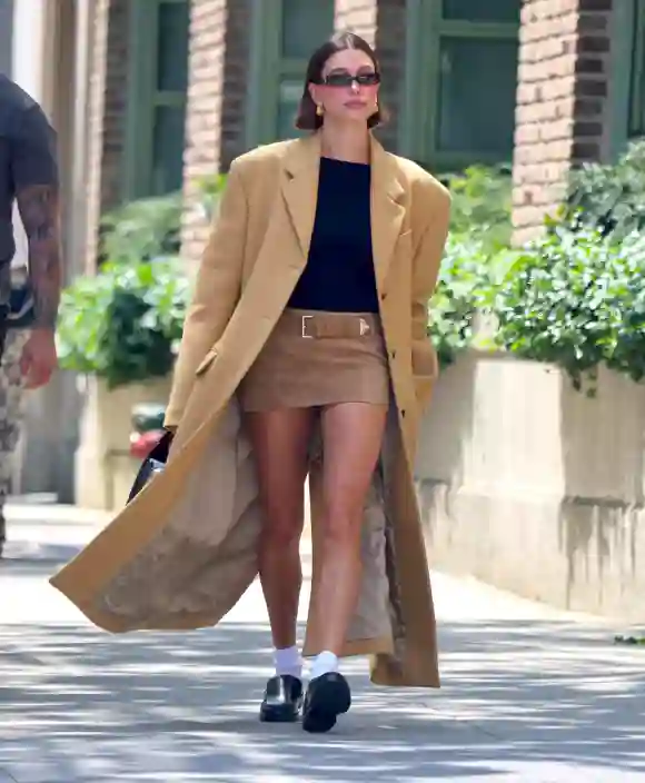 Hailey Bieber out in New York Model Hailey Bieber getting hot walking to get a coffee in a local store in Tribeca, New Y