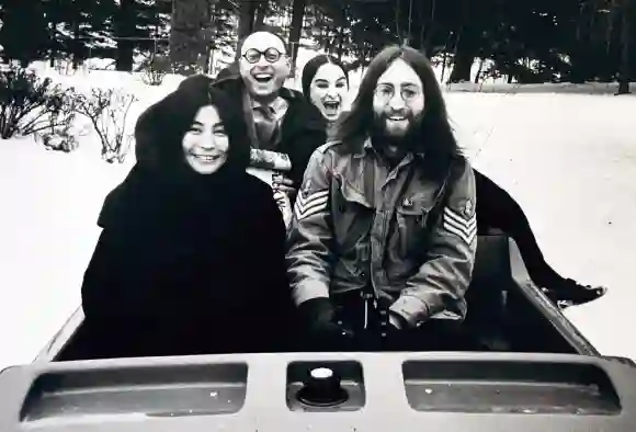 Yoko Ono, John Lennon, Ralph Ginzburg wife Shosana. Undated Photo by Neil Schneider/PHOTOlink/Courtesy Everett Collectio