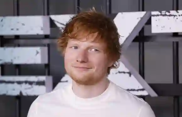 Ed Sheeran llega a la alfombra roja en el estreno de Extraction 2 de Netflix en Nueva York en el Jazz at Lincoln Center el lunes, Ju