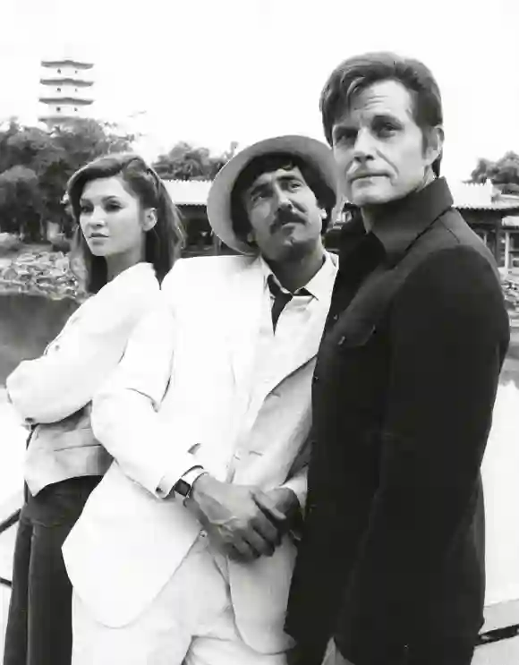 Victoria Principal, George Lazenby, Jack Lord, Hawaii Five-O , circa (1977). Photo credit: CBS PUBLICATIONxINxGERxSUIxAU