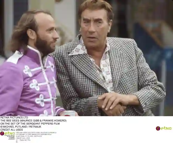 THE BEE GEES (MAURICE GIBB & FRANKIE HOWERD)) ON THE SET OF THE SERGEANT PEPPER THE BEE GEES (MAURICE GIBB & FRANKIE HOW