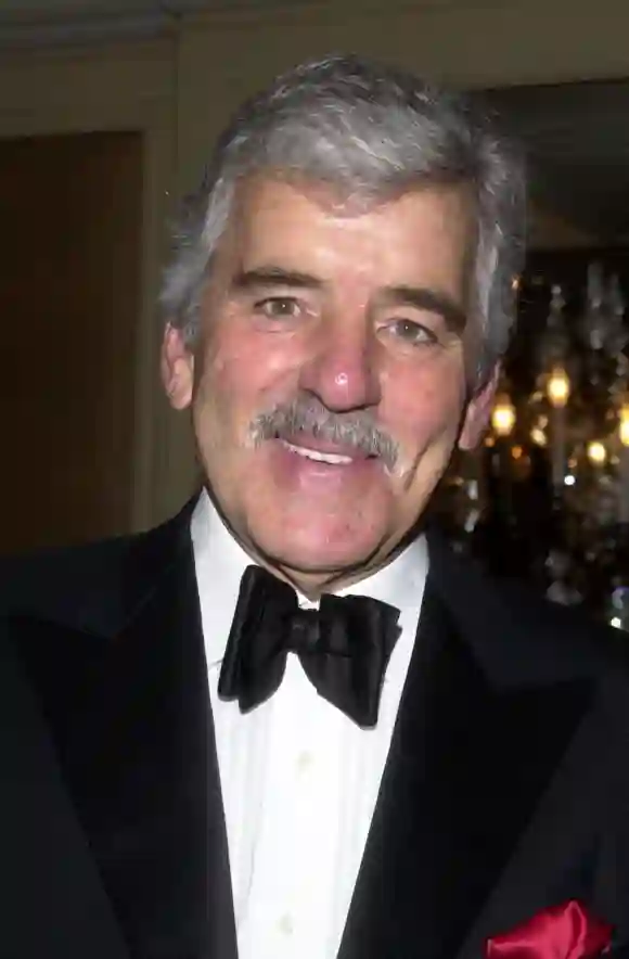 lors de la huitième cérémonie annuelle des American Veteran Awards, Regent Beverly Wilshire, Beverly Hills, CA, 11-22-02 Dennis Farina lors de la cérémonie des