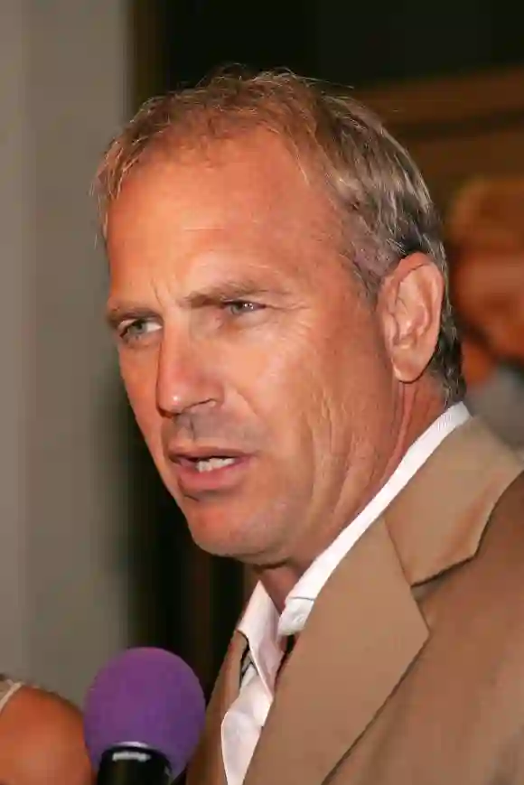 en el estreno de The Upside of Anger, The National, Westwood, CA 03-03-05 Kevin Costner en el estreno de The Upside of Anger