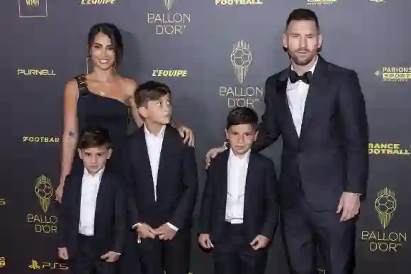 Photocall de la 67eme ceremonie du Ballon d Or au Theatre du Chatelet a Paris Lionel Messi avec sa femme Antonela Roccuz