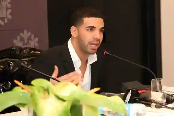 Gros plan sur l'artiste musical Drake lors de la conférence de presse précédant le concert.