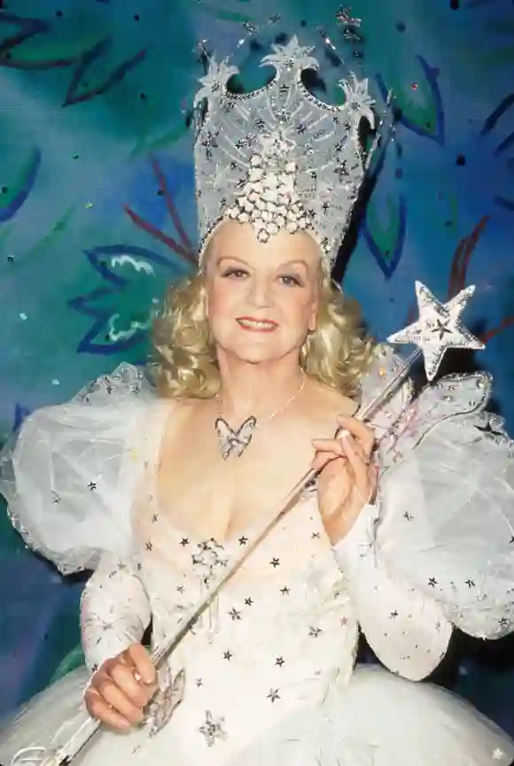 L'actrice Angela Lansbury est costumée en fée marraine lors du bal masqué Mischief Night.