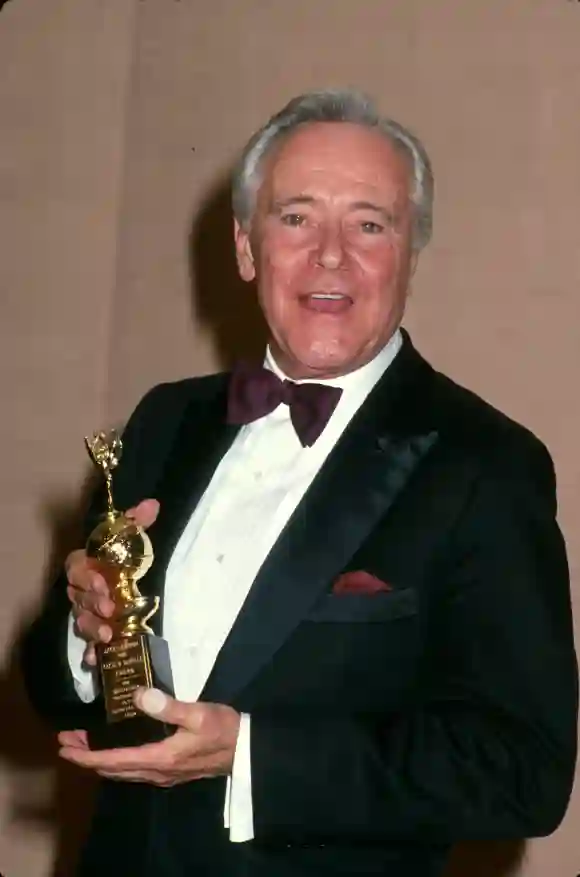 L'acteur Jack Lemmon tenant son prix Cecil B. DeMille aux Golden GlobesDMI/The LIFE