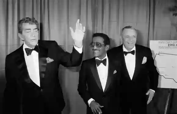 ÉTATS-UNIS - DÉCEMBRE 1987 : (de gauche à droite) les légendaires artistes du Rat Pack, Dean Martin, Sammy