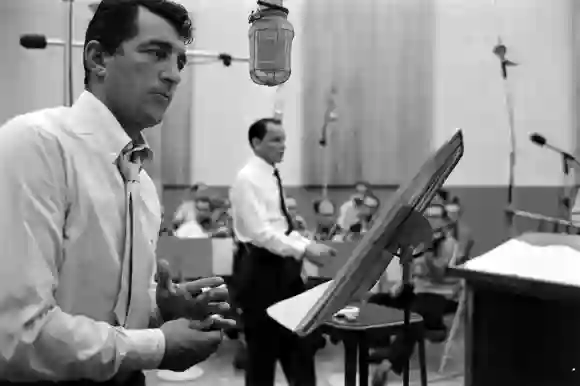 Dean Martin enregistrant en studio avec un groupe de musiciens, Californie, États-Unis, 1er novembre.