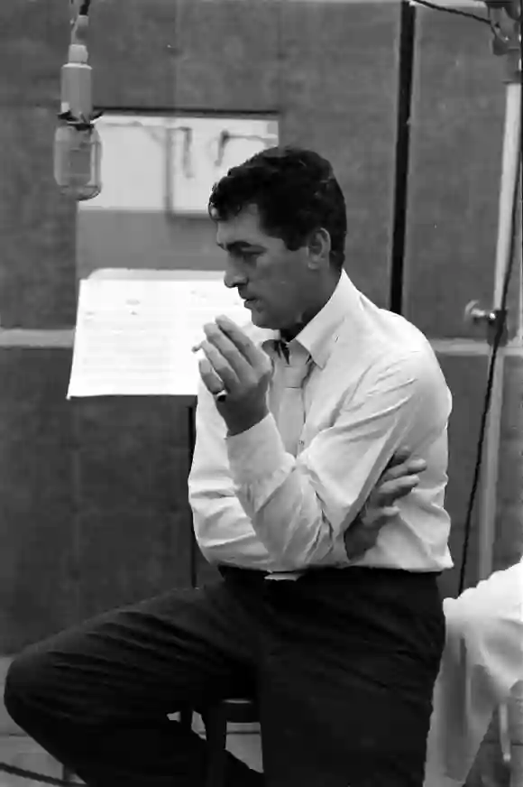 Le chanteur Dean Martin fumant dans un studio de musique, Californie, États-Unis, novembre 1958