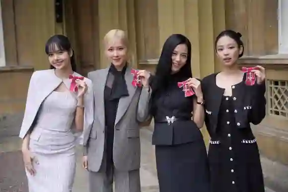 . 22/11/2023. London, United Kingdom. King Charles III presents the members of the K-Pop band Blackpink with Honorary MB