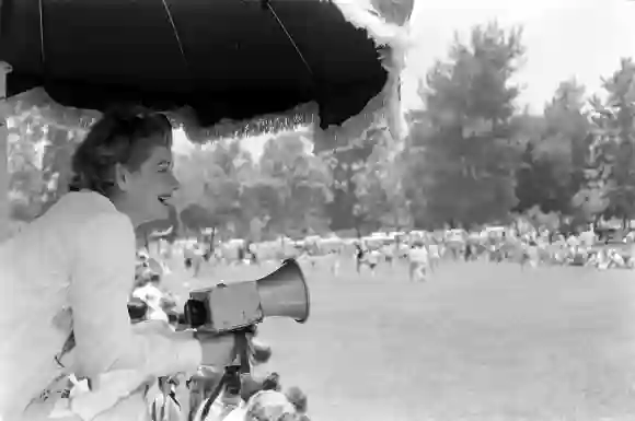 Scenes with Desi Arnaz and Lucille Ball on set of I Love Lucy and their life during filming.Leonar