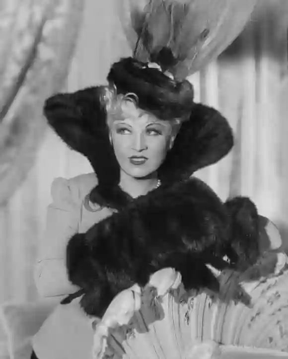 Mae West in Belle of the Nineties, 1934 (b/w photo) 7243402 Mae West in Belle of the Nineties, 1934 (b/w photo); (add.in