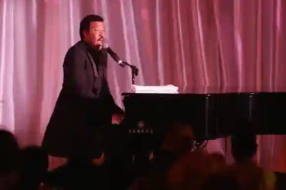 Le chanteur américain Lionel Richie se produit Easy lors d'un dîner organisé à l'occasion du sommet des dirigeants américano-africains sur le Soudan.