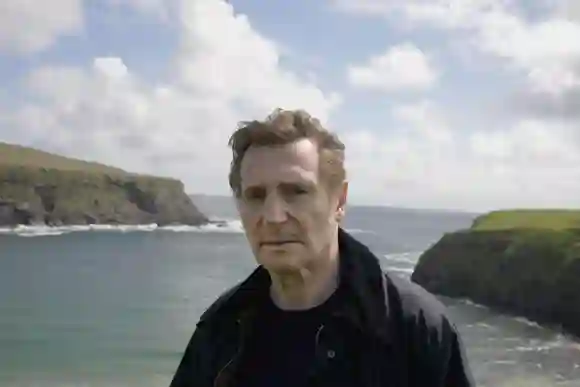 Liam Neeson Irlande. Liam Neeson dans le film (C)Netflix : In the Land of Saints and Sinners (2023). Intrigue : Dans une région isolée d'Ir