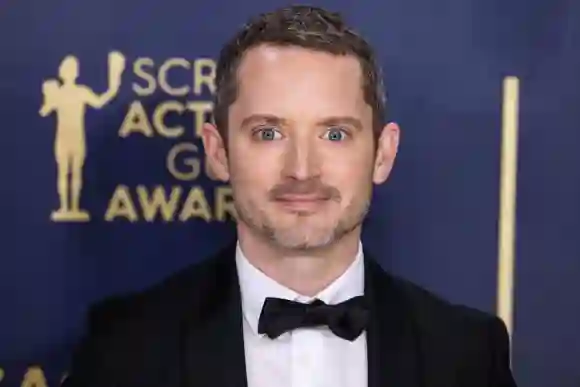 Tapis rouge des SAG Awards - LA Elijah Wood arrive à la 30e cérémonie annuelle des Screen Actors Guild Awards qui s'est tenue au Shrine Auditori