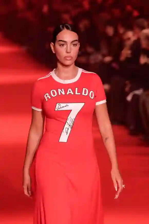 PFW - Georgina Rodriguez défile pour Vetements Georgina Rodriguez a rendu hommage à son petit ami footballeur Cristiano Rona