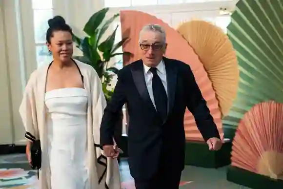 M. Robert De Niro et Mme. Tiffany Chen arrivent au dîner d'État organisé par le président des États-Unis, Joe Biden, et le premier ministre de l'Union européenne.