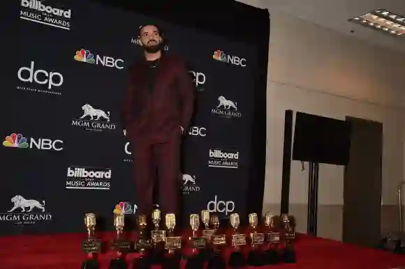 2019 Billboard Music Awards - Salle de presse LAS VEGAS, NV - MAY 01 : Drake pose avec les prix du meilleur artiste et du meilleur artiste masculin.