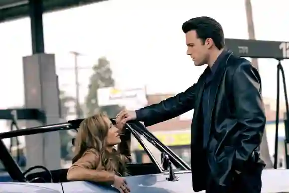 GIGLI (l to r) Jennifer Lopez and Ben Affleck ONLY FOR EDITORIAL USE FAMOUS PICTURES AND FEATURES AGENCY 13 HARWOOD ROAD