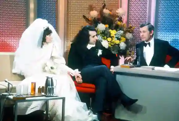 THE TONIGHT SHOW STARRING JOHNNY CARSON, Tiny Tim and Miss Vicki marry, from left: Vicki Budinger, Tiny Tim, Johnny Cars