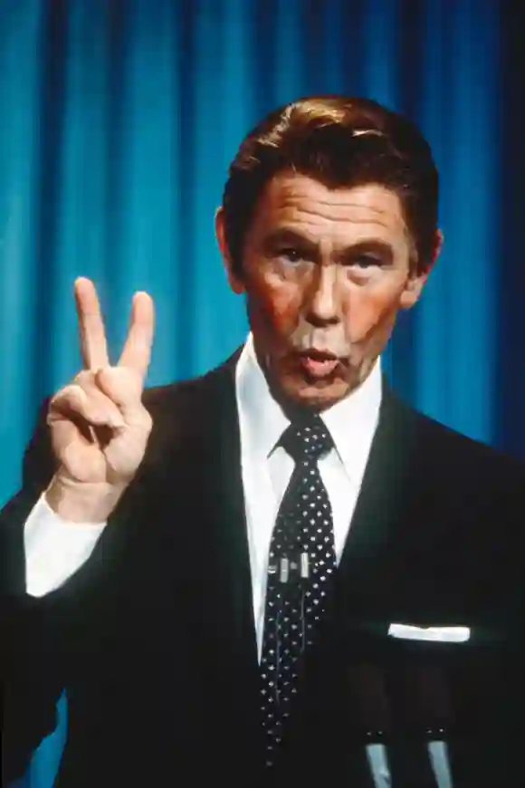 THE TONIGHT SHOW STARRING JOHNNY CARSON, Johnny Carson impersonating Ronald Reagan, (ca. early 1980s), 1962?1992. ph: ?N