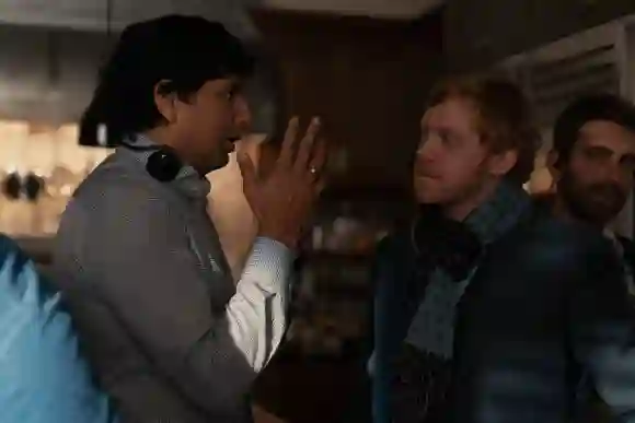 Servant (2019 - ) - filmstill Behind the scenes photo of M. Night Shyamalan & Rupert Grint Servant (2019 - ) - - - EDITO