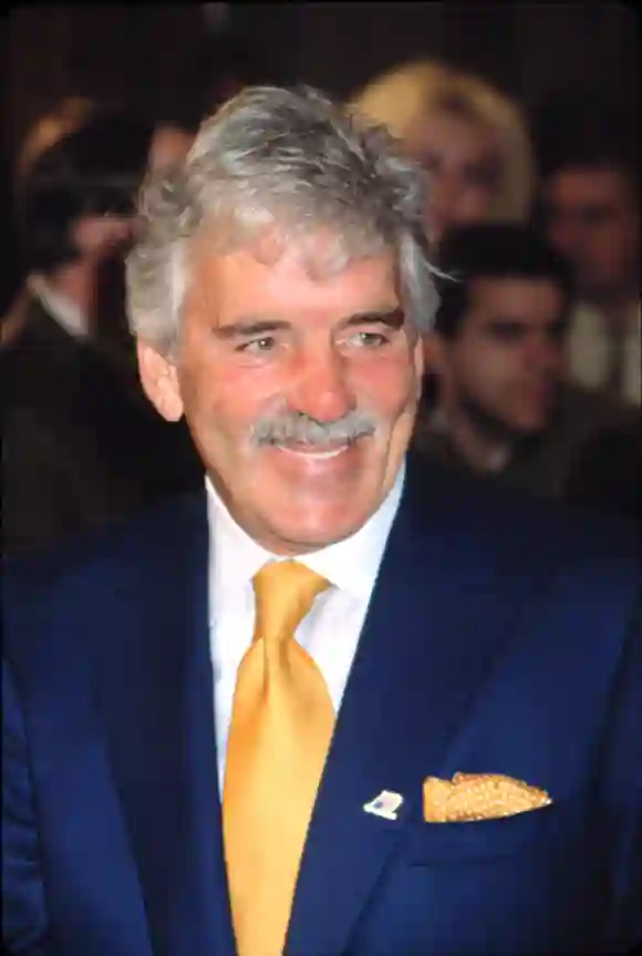 Dennis Farina à la première de SIDEWALKS OF NEW YORK, NY 11/15/2001, par CJ Contino