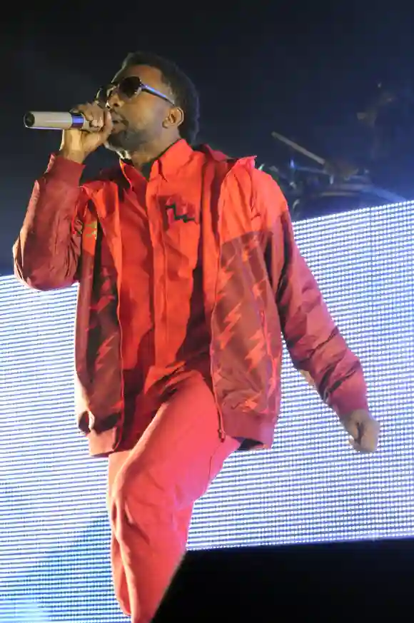 Gros plan de Kanye West se produisant en direct au Gibson Amphitheatre à Universal City, en Californie.