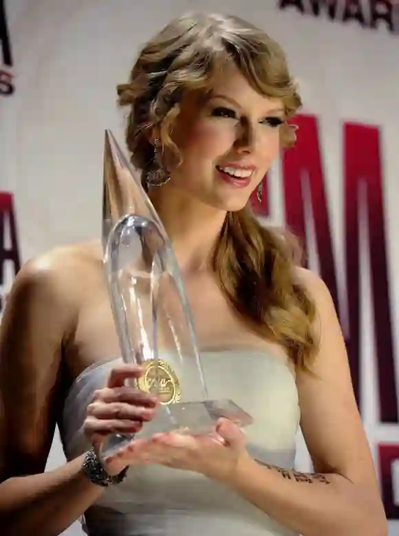 Syndication: The Tennessean Taylor Swift shows off her Entertainer of the Year award she won for the second straight yea