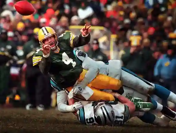 Syndication: Journal Sentinel Green Bay Packers quarterback Brett Favre releases a shuttle pass to Dorsey Levens for a f