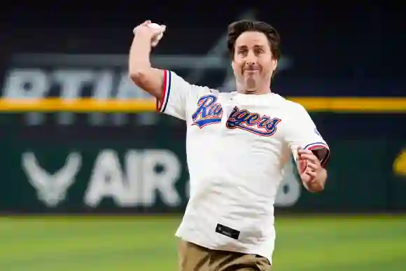 MLB, Baseball Herren, USA Oakland Athletics at Texas Rangers Aug 31, 2024; Arlington, Texas, USA; Actor Luke Wilson thro