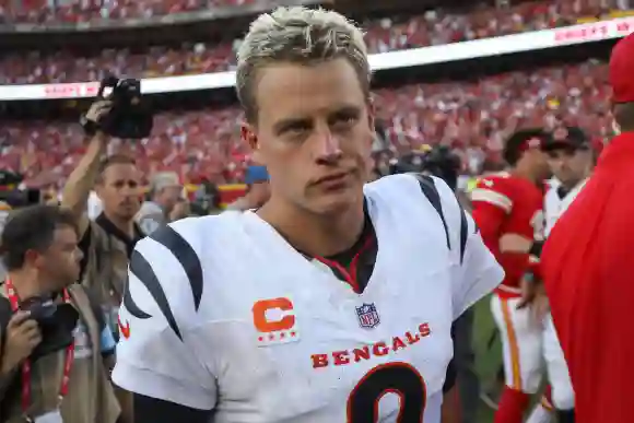 KANSAS CITY, MO - 15 SEPTEMBRE : Le quarterback des Cincinnati Bengals Joe Burrow (9) est découragé après une défaite dans un match de NFL, Ame