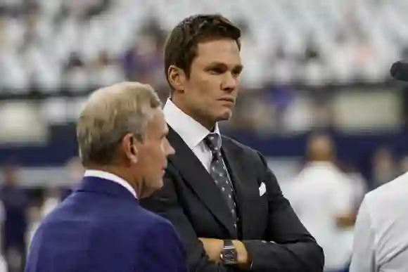 ARLINGTON, TX - 22 SEPTEMBRE : Tom Brady, analyste de FOX football, visite les joueurs avant le match entre les Dallas et les États-Unis.