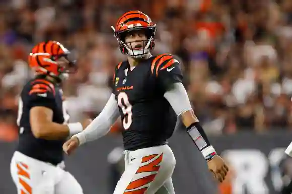 CINCINNATI, OH - 23 SEPTEMBRE : Le quarterback des Cincinnati Bengals Joe Burrow (9) regarde le tableau d'affichage pendant le match aga