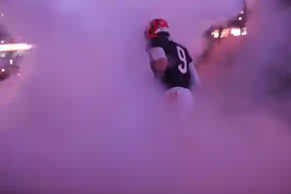 CINCINNATI, OH - 23 SEPTEMBRE : Le quarterback des Cincinnati Bengals, Joe Burrow (9), entre sur le terrain avant le match contre les Cincinnati Bengals.