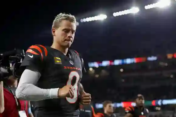 CINCINNATI, OH - 23 SEPTEMBRE : Le quarterback des Cincinnati Bengals Joe Burrow (9) quitte le terrain à la mi-temps du match.