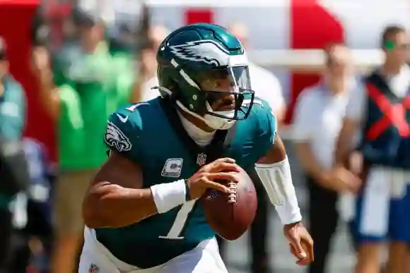 29 septembre 2024, Tampa, Floride, États-Unis : le quarterback des Philadelphia Eagles, Jalen Hurts (1), s'agite dans la poche, tandis que le quarterback des Philadelphia Eagles, Jalen Hurts (2), s'agite dans la poche.