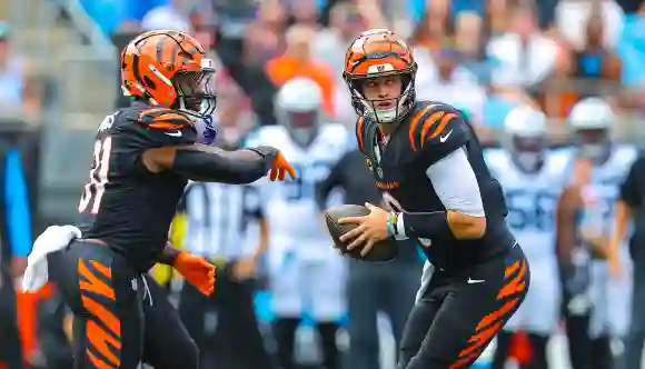 29 septembre 2024 : Le quarterback de Cincinnati Joe Burrow (9) cherche à passer le ballon au running back de Cincinnati Zack Moss (3).